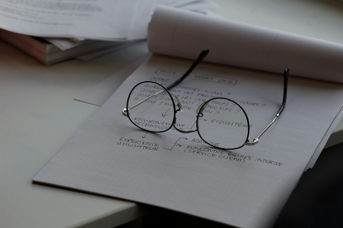 gafas de marco negro sobre papel de impresión blanco