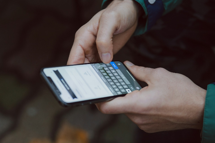 fotografía en enfoque selectivo de una persona usando un smartphone